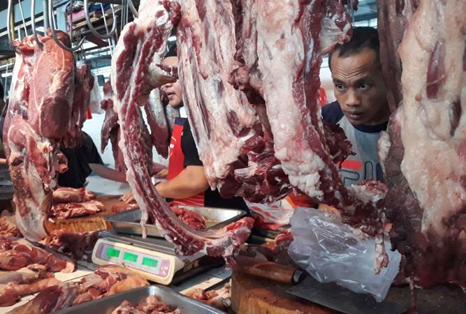 Pedagang daging sapi segar melayani konsumen, di Pasar Modern, Serpong, Tangerang Selatan, Senin (2/6/2019). - Bisnis/Endang Muchtar
