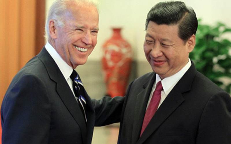 Joe Biden (kiri) saat masih menjabat Wapres AS bertemu Presiden China Xi Jinping dalam satu kesempatan di Balai Agung Rakyat China di Beijing pada 2011./Antara - HO/China Daily