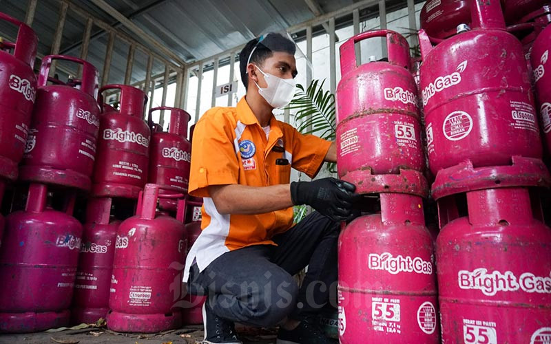 Petugas menata tabung gas Liquefied Petroleum Gas (LPG) di Jakarta, Selasa (11/1/2021). Bisnis - Suselo Jati
