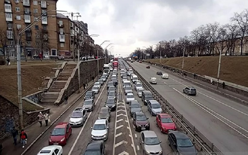 Foto yang diabadikan pada 24 Februari 2022 ini menunjukkan antrean panjang kendaraan yang ingin meninggalkan kota di Kiev, Ukraina. - Antara