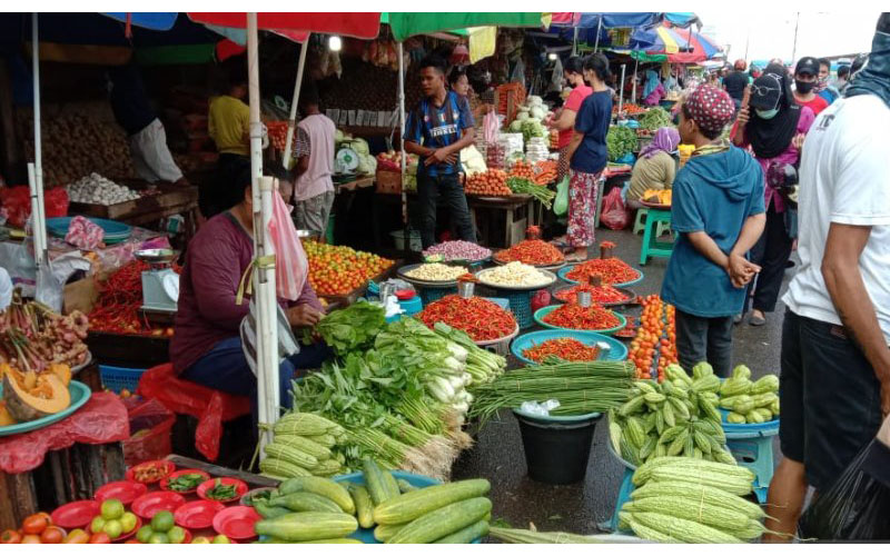 Lapak sayuran di Pasar Mardika, Ambon. - Antara/John Soplanit