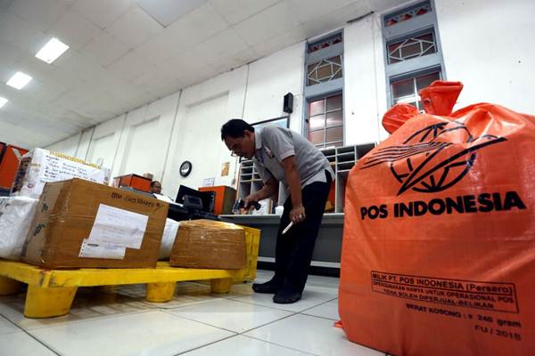 Pekerja mendata paket barang sebelum dialihkan ke pusat pemrosesan pos untuk dikirim ke tujuan, di Kantor Pos Besar Bandung, Jawa Barat, Rabu (6/6/2018). - JIBI/Rachman