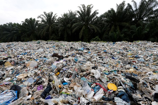 Sampah plastik ditumpuk di luar pabrik daur ulang ilegal di Jenjarom, Kuala Langat, Malaysia, Minggu (14/10/2018). - Reuters/Lai Seng Sin