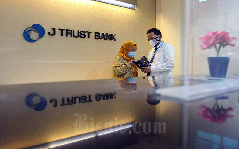 Karyawati melayani nasabah di salah satu kantor cabang Bank JTrust di Jakarta, Selasa (25/1/2022). Bisnis - Arief Hermawan P