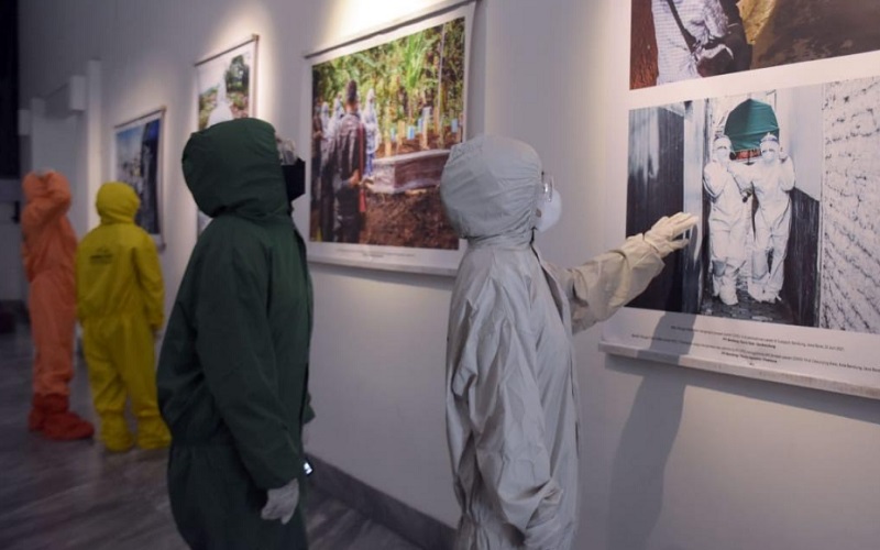 Pewarta Foto Indonesia (PFI) Bandung menggelar pameran foto jurnalistik berjudul 731 di Gedung Indonesia Menggugat, Kota Bandung, Jawa Barat. - Bisnis/Rachman