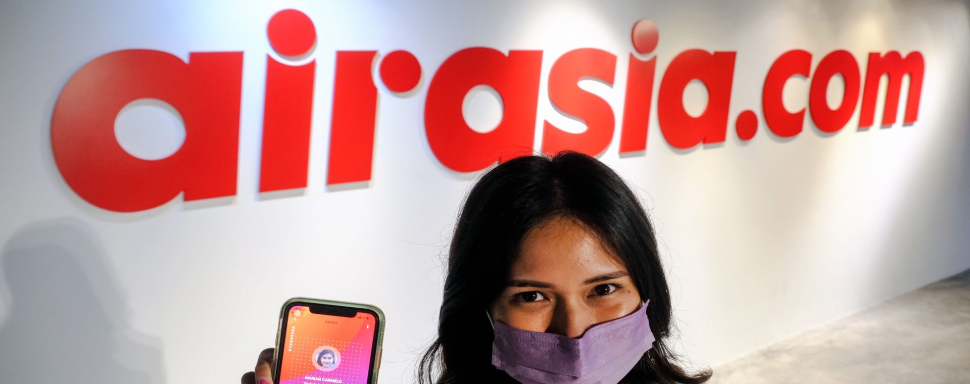 Seorang karyawan mendemonstrasikan aplikasi Faces yang dikembangkan oleh AirAsia Super App.  - Bloomberg