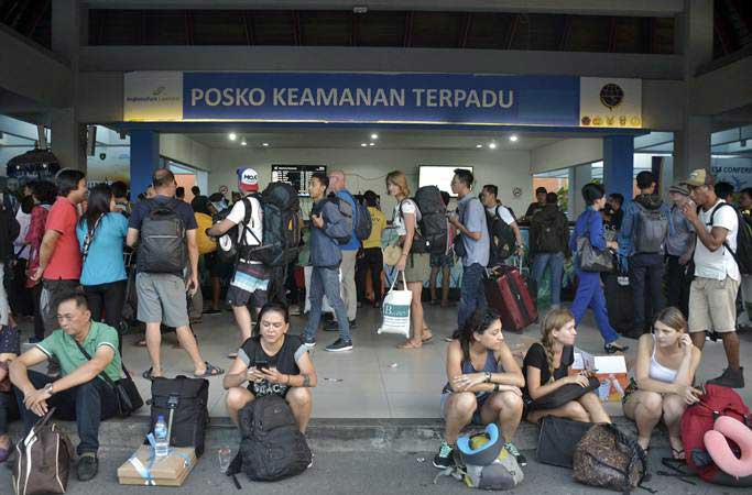 Calon penumpang menunggu jadwal penerbangan saat terjadi kebakaran di kawasan Terminal Keberangkatan Domestik Bandara Internasional I Gusti Ngurah Rai, Bali, Jumat (19/4/2019). - ANTARA/Fikri Yusuf