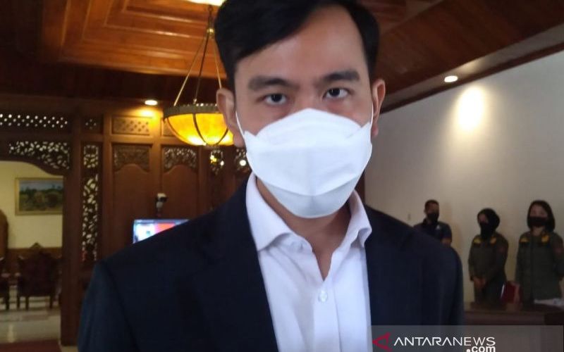 Wali Kota Surakarta Gibran Rakabuming Raka saat memberikan keterangan kepada wartawan. ANTARA - Aris Wasita