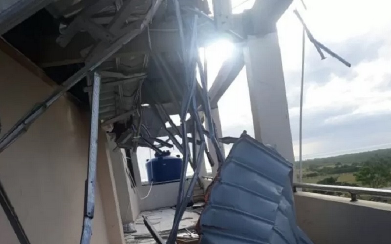 Sebuah bangunan rusak setelah diterjang badai Siklon Tropis Seroja di Kabupaten Sabu Raijua, NTT, pada Minggu (4/4/2021) dini hari. - Antara