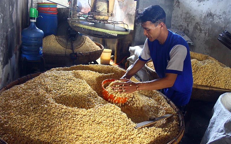Perajin membuat tempe berbahan baku kedelai impor yang kini harganya naik dari Rp9.600 menjadi Rp10.300 per kilogram di sentra perajin tempe di Sanan, Malang, Jawa Timur, Selasa (11/1/2022). ANTARA FOTO - Ari Bowo Sucipto