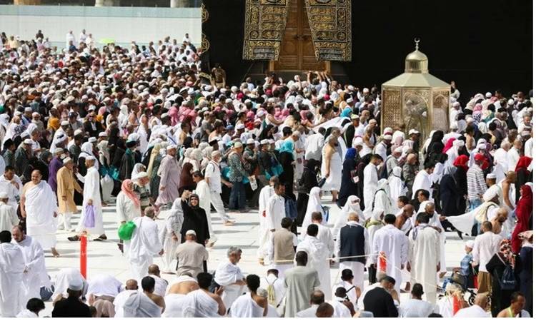 Umat muslim memakai masker pelindung, menyusul penularan virus corona baru, saat mereka beribadah di Ka'bah di Mesjid Raya, kota suci Mekah, Arab Saudi, Selasa (3/3/2020). - Antara