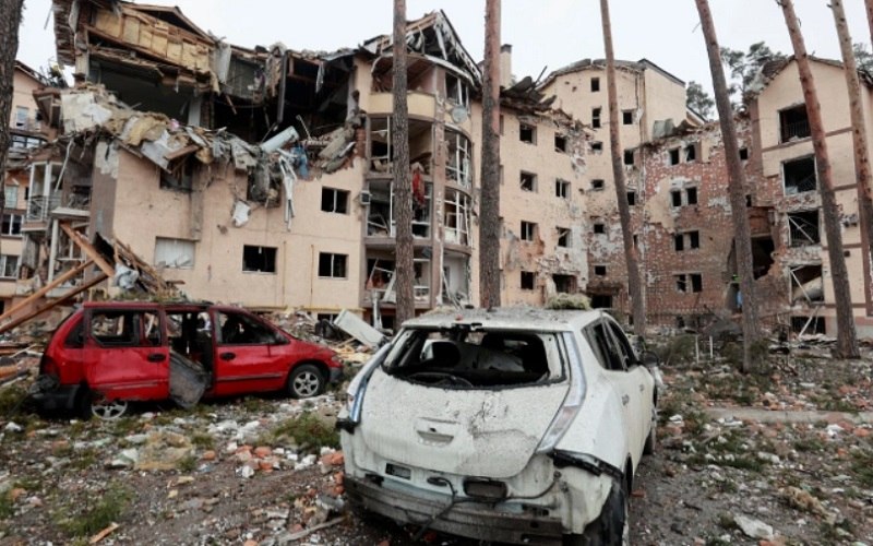 Sebuah bangunan tempat tinggal yang dihancurkan oleh misil Rusia di kota Irpin, di wilayah Kyiv, Ukraina - Aljazeera/ Reuters.
