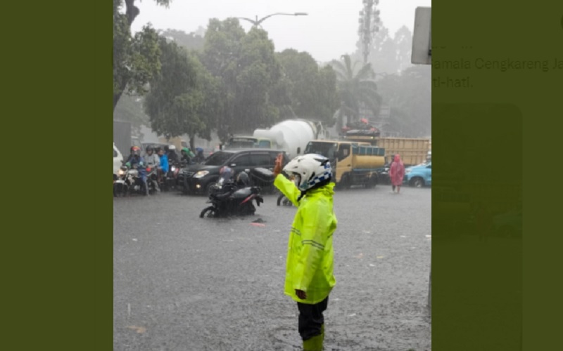 Hujan yang mengguyur Jakarta pada Selasa (18/1/2022) membuat genangan air di depan Hotel Samala Cengkareng Jakarta Barat. JIBI - Bisnis/Nancy Junita @TMC Polda Metro Jaya