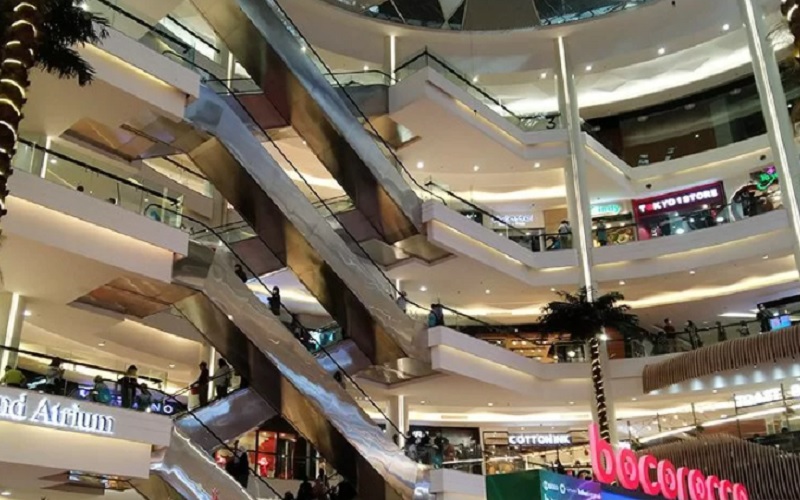 Aktivitas pengunjung di salah satu pusat perbelanjaan di Jakarta Selatan, Minggu (30/1/2022). Pemerintah Pusat meningkatkan kapasitas mal menjadi 60 persen saat PPKM dinaikkan menjadi level tiga, 8-14 Februari 2022.  - Antara