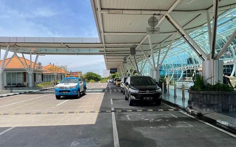 Suasana terminal kedatangan bandara I Gusti Ngurah Rai, Bali pada Senin (7/3/2022) pada hari pertama uji coba bebas karantina PPLN.  - Bisnis/Wibi Pangestu.