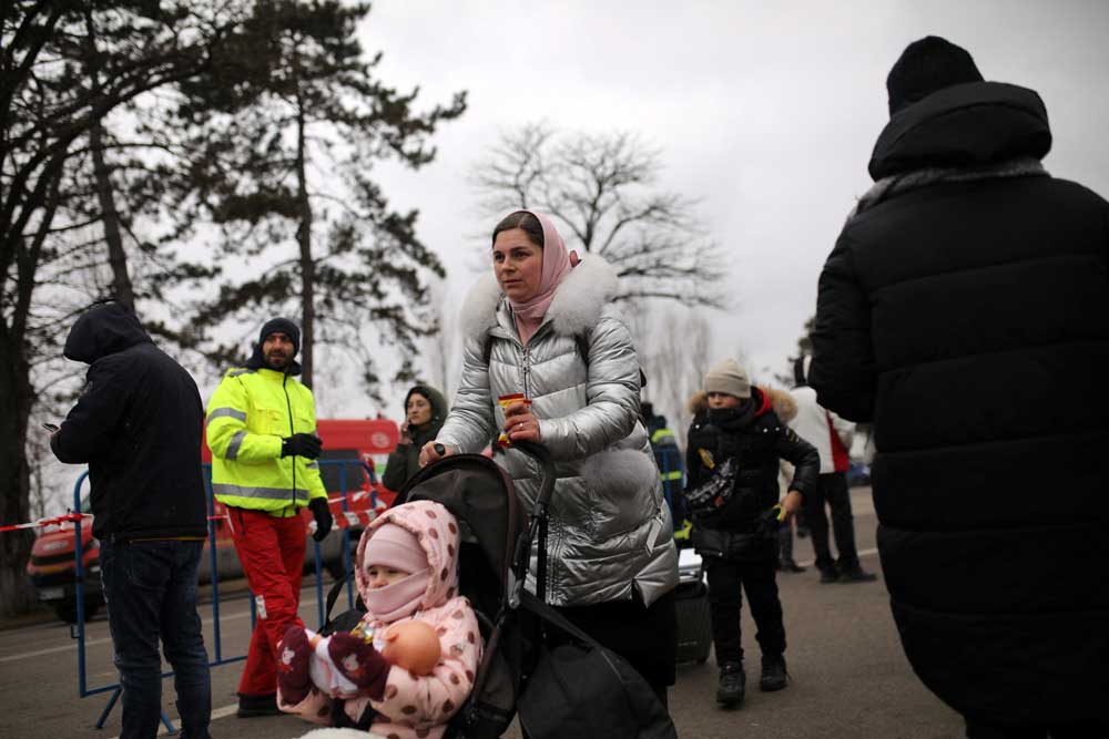 Warga Ukraina yang mengungsi berada di Siret, Rumania, Selasa (1/3/2022). REUTERS - Stoyan Nenov