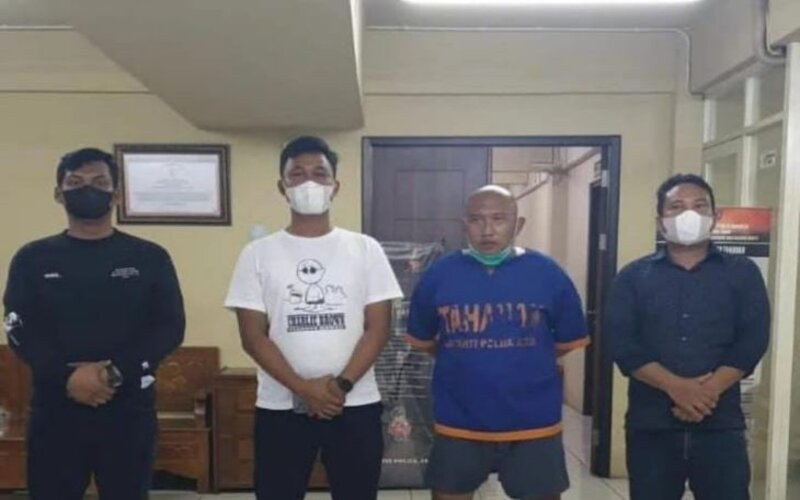 Tersangka pengaturan skor dan suap Liga 3 Zona Jatim Bambang Suryo (kedua kanan) ditahan di Mapolda Jawa Timur. - Antara/Polda Jatim.