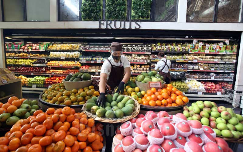 Karyawan menata buah yang di pajang di salah satu super market di Jakarta, Rabu (9/9/2020). Bisnis - Abdullah Azzam