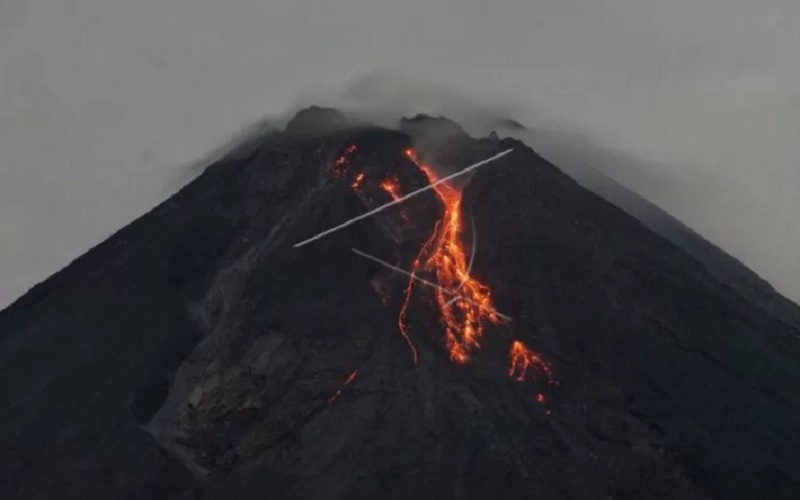 rnGuguran lava pijar Gunung Merapi terlihat dari Turi, Sleman, D.I Yogyakarta, Jumat (5/3/2021). Menurut data Balai Penyelidikan dan Pengembangan Teknologi Kebencanaan Geologi (BPPTKG) periode pengamatan Kamis (4/3/2021). - Antara\r\n\r\n
