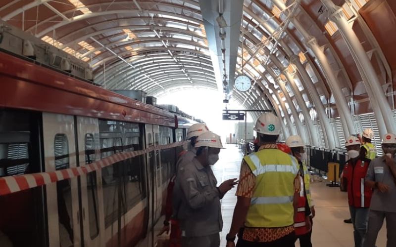 PT Adhi Karya Tbk. dan empat bank kreditur proyek stasiun dan depo LRT Jabodebek sedang memantau progres pembangunan stasiun LRT Pancoran, Jakarta, Kamis (10/3/2022) - Bisnis - Dany Saputra
