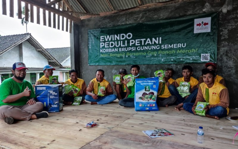 Sebagian petani sayuran di Lumajang yang terdampak erupsi Gunung Semeru menerima bantuan dari PT East West Seed Indonesia (Ewindo). - Istimewa