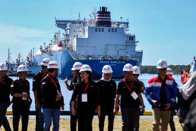 Pekerja Pertamina Perta Arun Gas (PAG) berfoto dengan latar belakang kedatangan kapal Grace Barleria (LNG Tanker) membawa kargo dengan kapasitas 142.200 m3 dari Singapura untuk ditampung di tangki LNG Hub PAG di pelabuhan Kilang Arun PAG site Lhokseumawe, Aceh, Selasa (2/4/2019). - ANTARA/Rahmad
