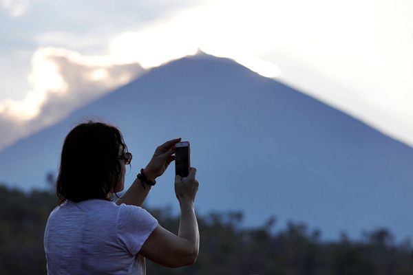 Wisatawan mancanegara mengabadikan panorama dengan kamera. - Reuters/Darren Whiteside