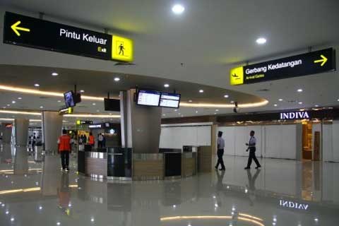 Sejumlah pekerja melintas di lorong lobby Terminal 2 (T2) Bandara Juanda Surabaya di Sidoarjo, Jatim, Senin (10 - 2). Terminal baru yang dibangun untuk mengurai kepadatan jumlah penumpang di Bandara Juanda Surabaya, Jawa Timur, yang terus meningkat ini akan mulai dioperasikan pada 14 Februari 2014 mendatang.  