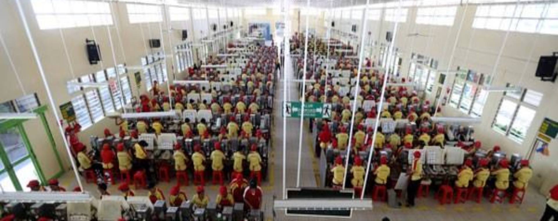 Pekerja PT HM Sampoerna Tbk melakukan aktivitas di pabrik sigaret kretek tangan (SKT) Sampoerna di Surabaya, Kamis (19/5/2016). - Antara