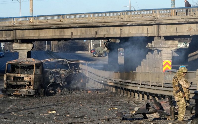 Truk dan ruas jalan di Kyiv Ukraina yang terbakar akibat serangan Rusia - The Moscow Times