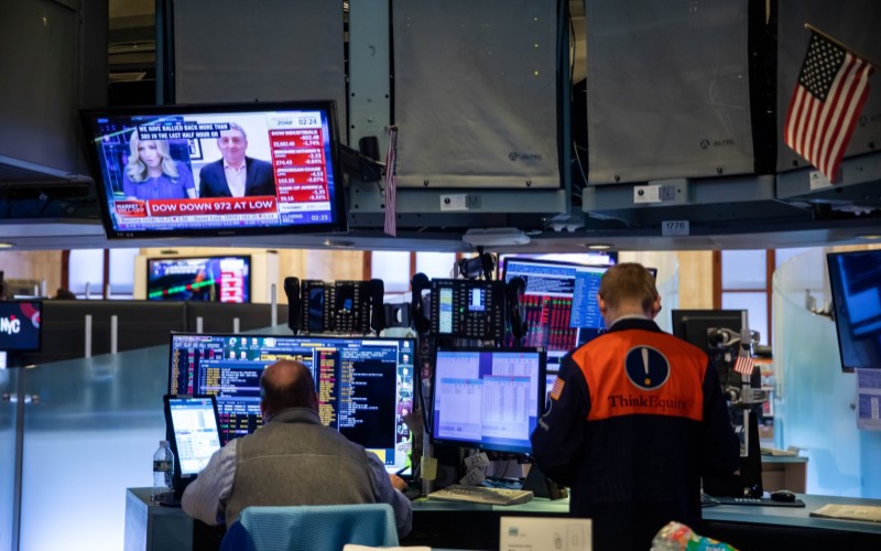 Pelaku pasar sedang memantau perdagangan di bursa New York Stock Exchange (NYSE), New York, AS, Senin (20/9/2021). - Bloomberg