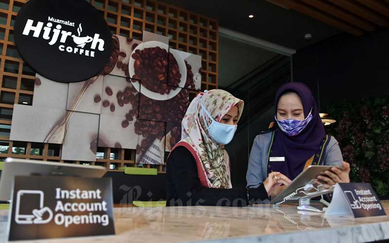 Karyawan melayani nasabah melakukan pembukaan rekening melalui smart account opening di Kantor Pusat Bank Muamalat, Jakarta, Senin (7/9/2020). Bisnis - Eusebio Chrysnamurti