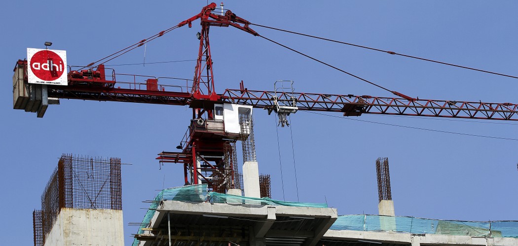 Sebuah alat berat (tower crane) milik PT Adhi Karya (Persero) Tbk mengangkut bahan bangunan di sebuah proyek gedung bertingkat di Jakarta. - Antara / Widodo S. Jusuf