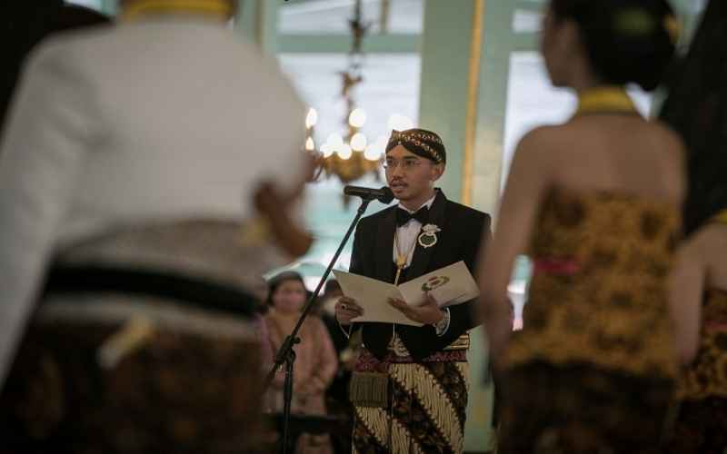 Bhre Cakrahutomo Wira Sudjiwo membaca surat kekancingan atau piagam pengukuhan sebagai Mangkunagoro X pada Jumenengan di Pura Mangkunegaran, Solo, Jawa Tengah, Sabtu (12/3/2022) - Antara
