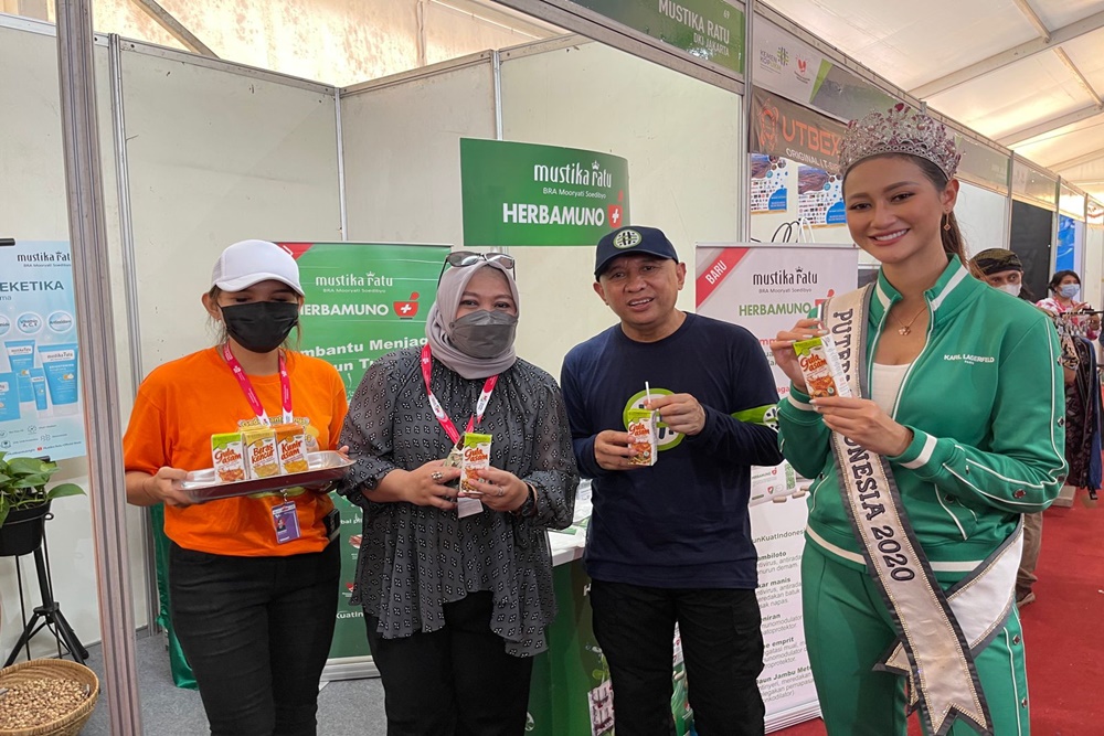 Puteri Indonesia 2020, Ayuma Maulida Puteri memperkenalkan jamu modern ready to drink Mustika Ratu di ajang pameran UMKM MotoGP Mandalika 2022.