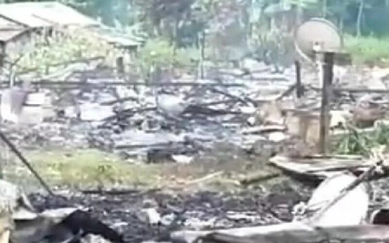 Tempat penampungan pendulang di Distrik Baya Biru, Kabupaten Paniai, Papua dibakar KKB. - Antara/Dokumen Pribadi.