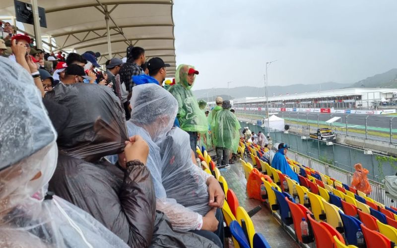 Sirkuit Mandalika Diguyur Hujan Deras Jelang Race MotoGP