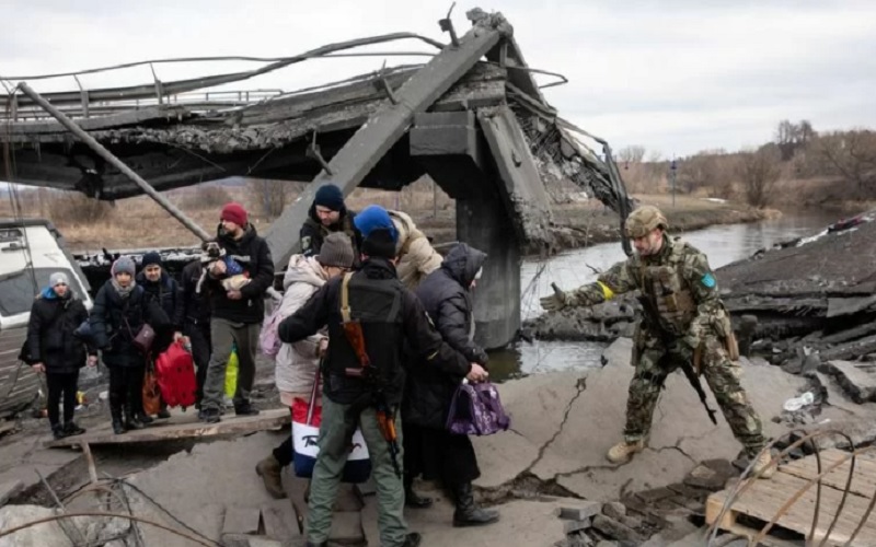 Orang-orang melarikan diri di dekat jembatan yang hancur untuk menyeberangi Sungai Irpin saat invasi Rusia ke Ukraina berlanjut, di Irpin di luar Kyiv, Ukraina, Rabu (9/3/2022). - Antara