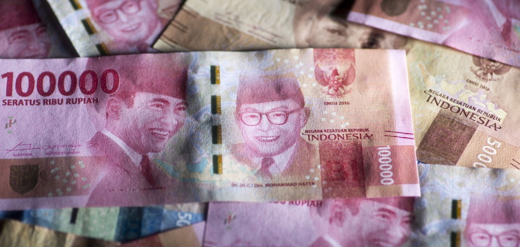 Wajah Bung Karno dan Bung Hatta terpampang dalam uang kertas pecahan Rp100.000. - Bloomberg/Brent Lewin