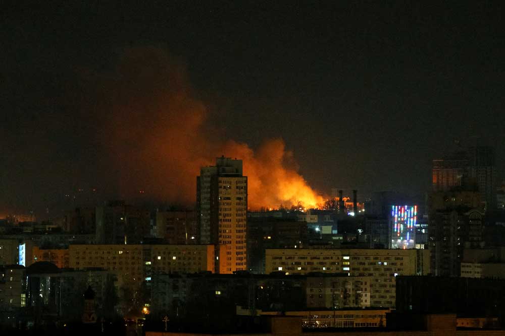 Asap dan api terlihat di Kyiv saat Rusia melanjutkan invasi ke Ukraina, Sabtu (26/2/2022). REUTERS - Gleb Garanich