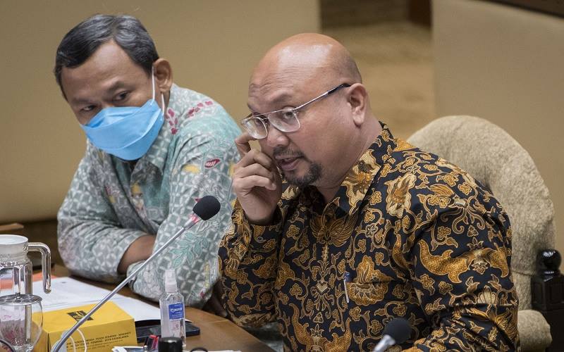 Ketua KPU Ilham Saputra (kanan) menyampaikan paparan dengan didampingi Komisioner KPU Pramono Ubaid (kiri) dalam rapat kerja bersama Komisi II DPR, Kemendagri, dan Bawaslu membahas penyelenggaraan Pemilihan Umum (Pemilu) 2024 di kompleks Parlemen, Jakarta, Senin (24/1/2022). Dalam rapat tersebut disepakati Pemilu 2024 akan digelar pada 14 Februari 2024. - Antara