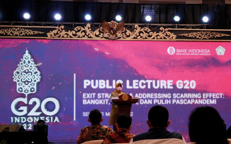 Peni Rahayu, Asisten Bidang Ekonomi dan Pembangunan Sekretaris Daerah Provinsi Jawa Tengah, tengah memberikan paparan dalam Public Lecture G20 yang digelar Bank Indonesia pada Senin (21/3/2022). - BISNIS/Muhammad Faisal Nur Ikhsan.