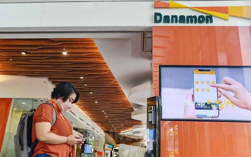 Nasabah beraktivitas di salah satu cabang Bank Danamon di Jakarta, Selasa (22/2/2022). Bisnis - Fanny Kusumawardhani