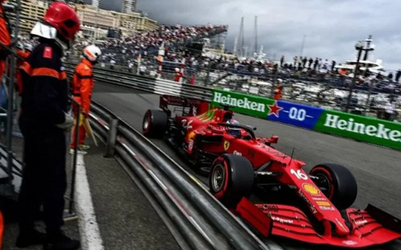 Pebalap tim Ferrari Charles Leclerc menjalani sesi kualifikasi Grand Prix Monako. (22/5/2021)./Antara - AFP
