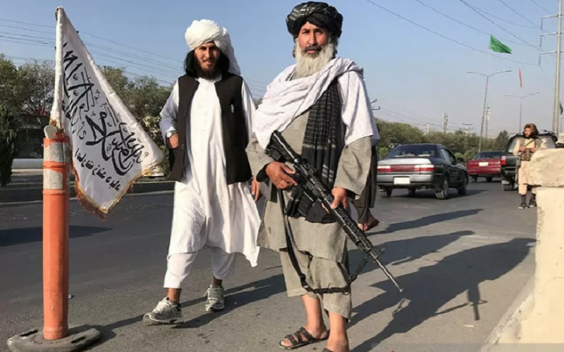 Pejuang Taliban berdiri di luar Kementerian Dalam Negeri di Kabul, Afghanistan, (16/8/2021). - Antara/Reuters