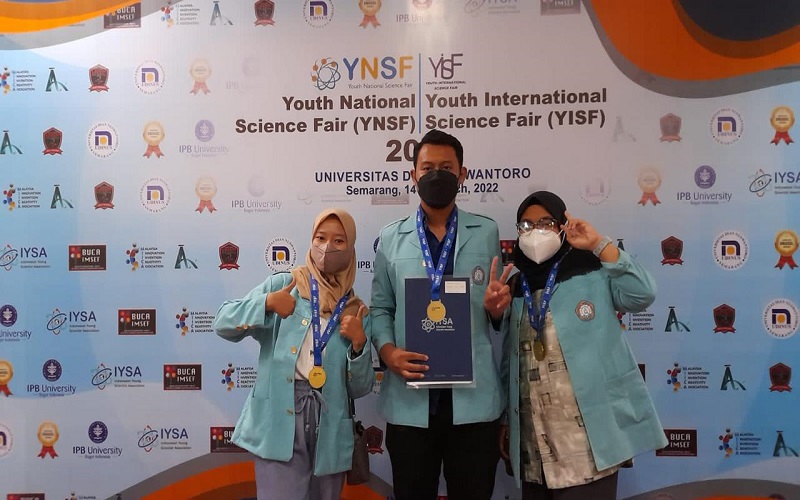 Mahasiswa UNS saat menunjukkan medali emas di ajang YISF - Humas UNS