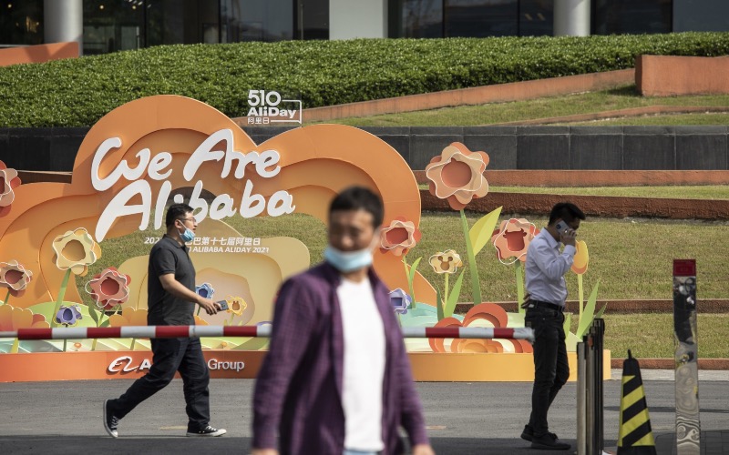 Pejalan kaki melewati kantor pusat Alibaba Group Holding Ltd. di Hangzhou, China, Sabtu (8/5/2021). - Bloomberg/Qilai Shen