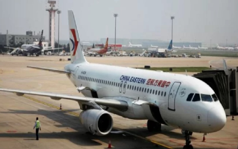 Sebuah pesawat China Eastern Airlines terlihat di Bandara Internasional Beijing, China, 22 Juli 2020 - Antara/Reuters