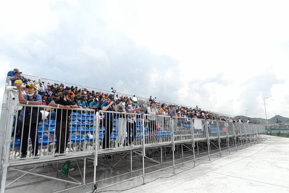Suasana tribun penonton di Standard Zona B Sirkuit Mandalika dalam gelaran MotoGP Indonesia, Minggu (20/3/2022). - Bisnis/Arnis WIgati