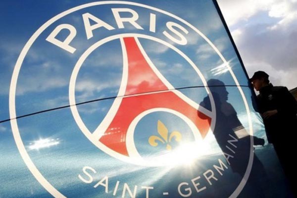 Bendera Paris Saint-Germain - Reuters/Regis Duvignau
